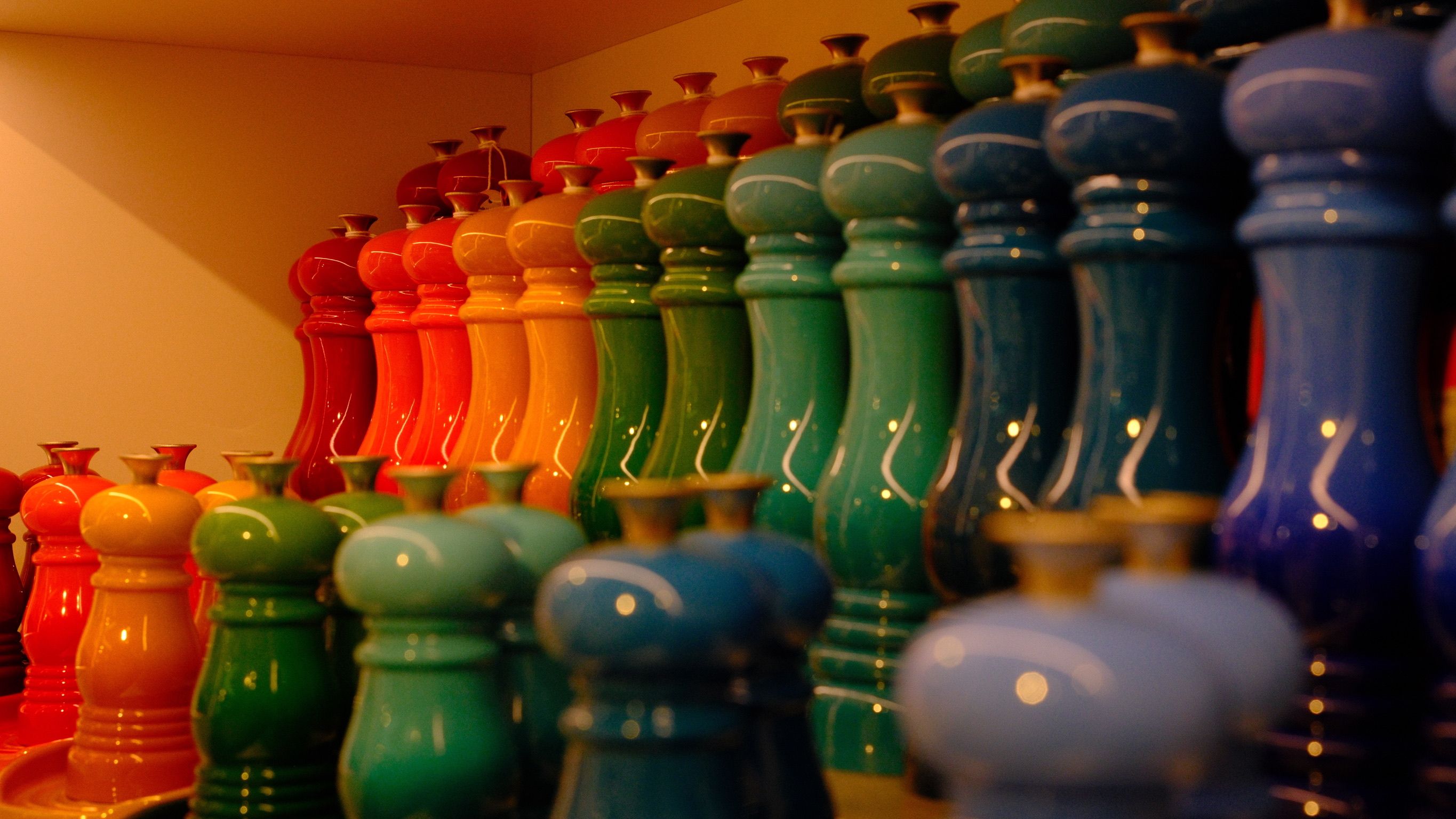 Salt and pepper shakers, black and white style